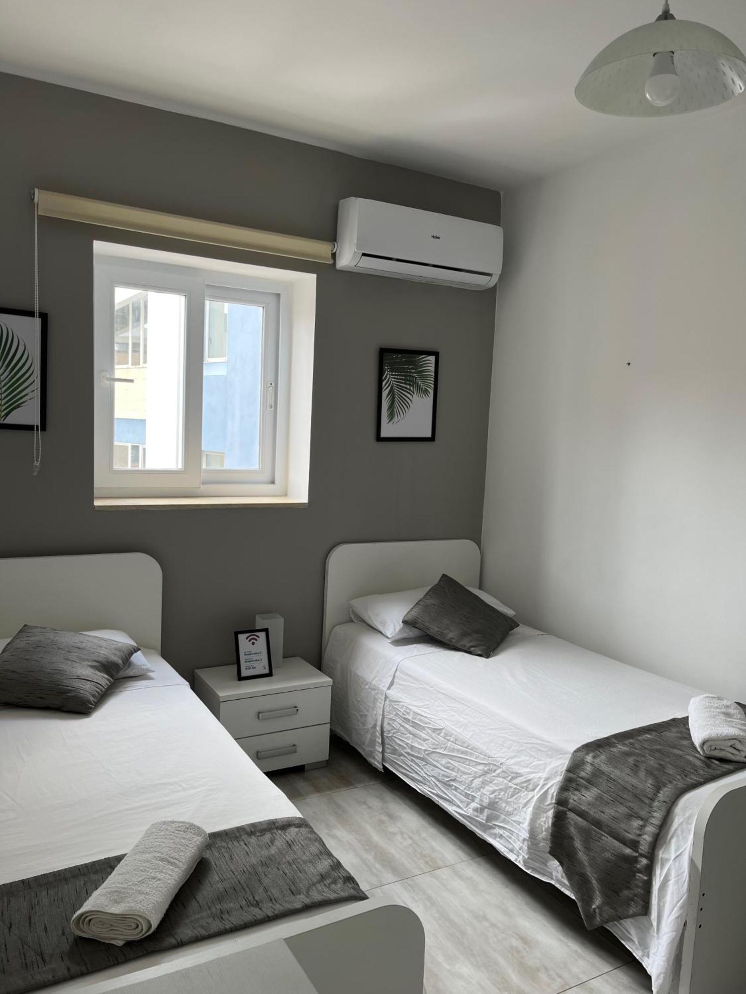 F3 Room 3, Private Room Two Single Beds Shared Bathroom Msida Buitenkant foto