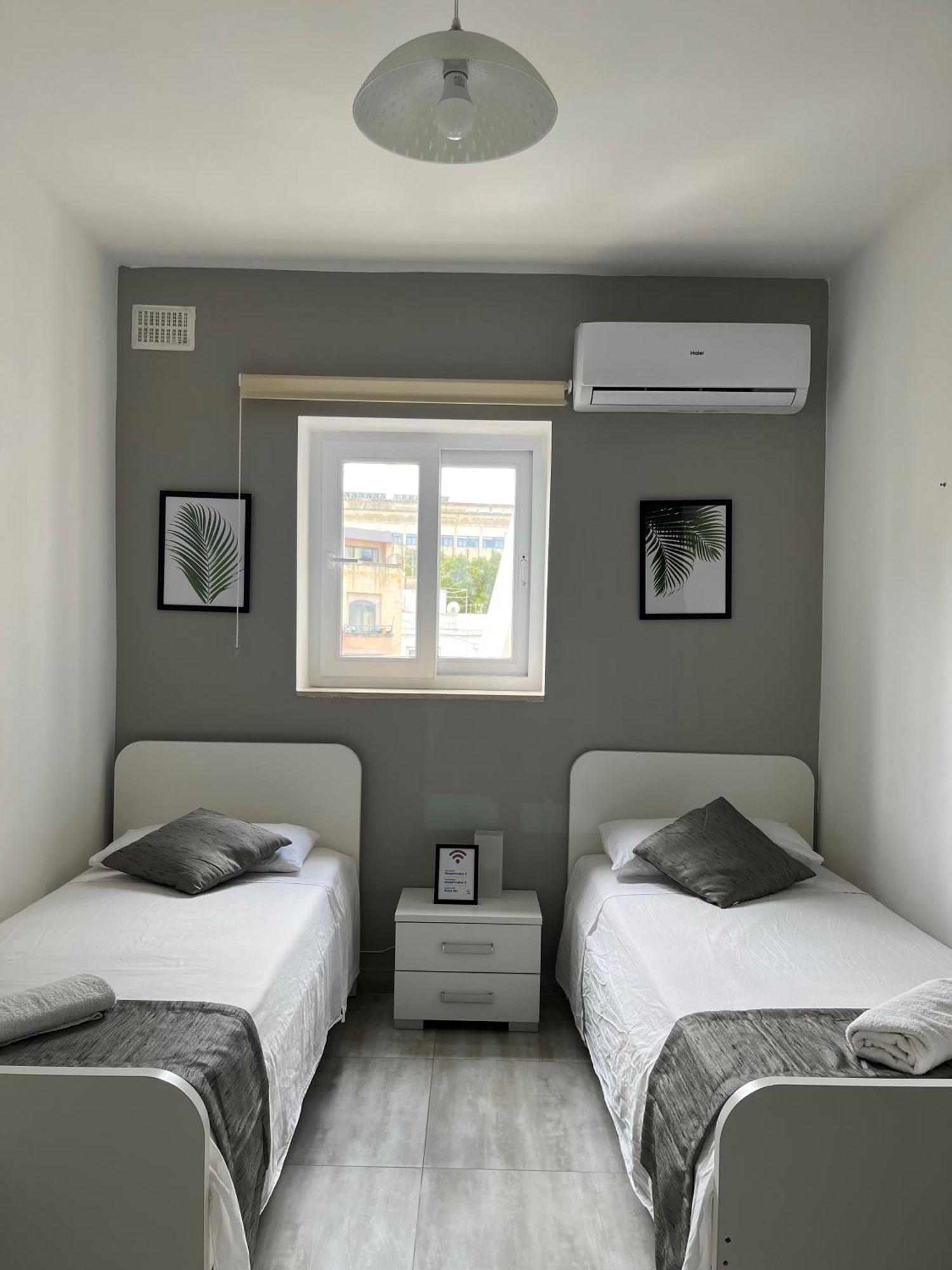 F3 Room 3, Private Room Two Single Beds Shared Bathroom Msida Buitenkant foto